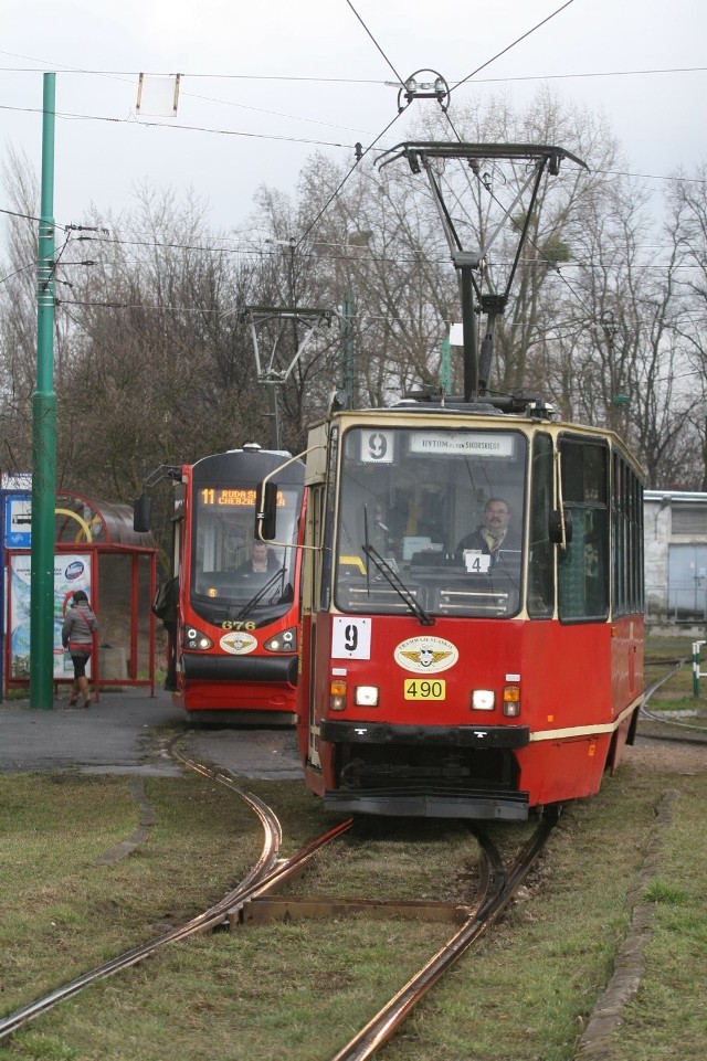 Tramwaj linii nr 9 na pętli w Chebziu