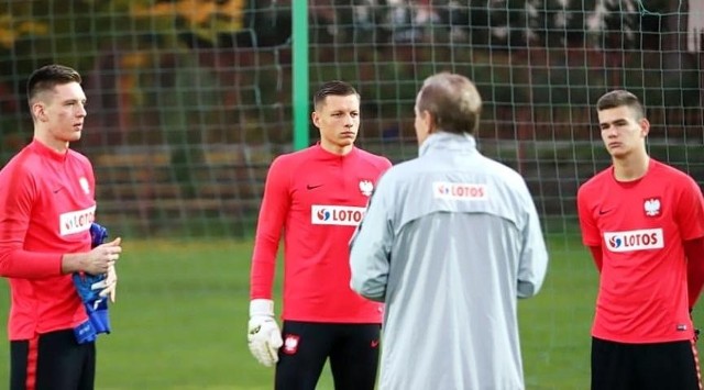 Filip Majchrowicz (w środku) bramkarz Radomiaka zadebiutował w reprezentacji Polski do lat 21.