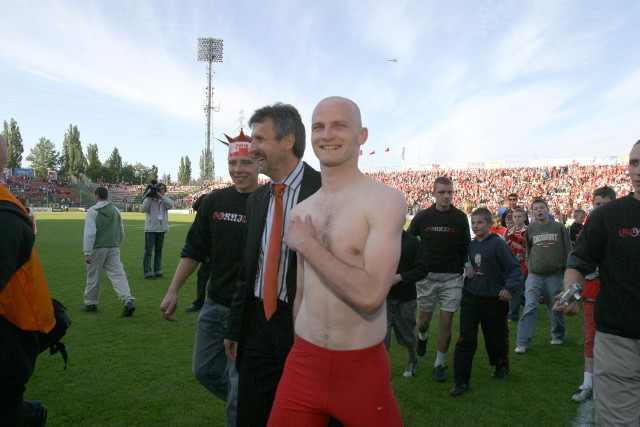 Bartosz Iwan, trener Stefan Majewski i rzesza kibiców Widzewa jeszcze na starym stadionie świętują awans do ekstraklasy