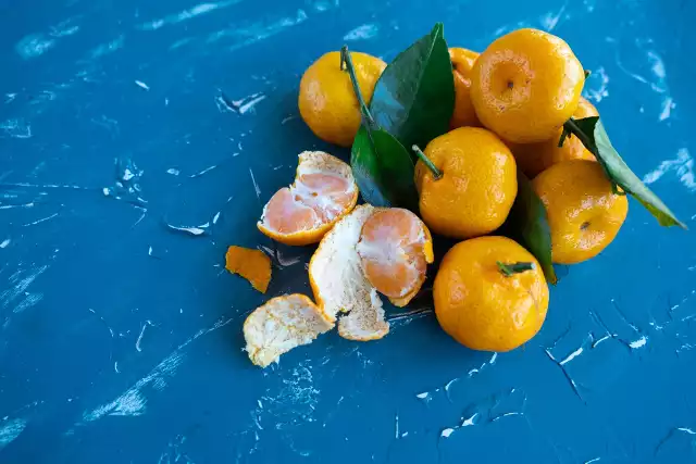Na rynku dostępnych jest wiele odmian mandarynek, jednak najpopularniejsze są klementynki. W naszej galerii informujemy, jakie są przeciwwskazania do jedzenia mandarynek.