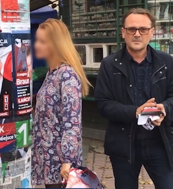 Skandal w Łańcucie. Szef rady miasta Adam Opałka ze złością zrywa plakaty wyborcze
