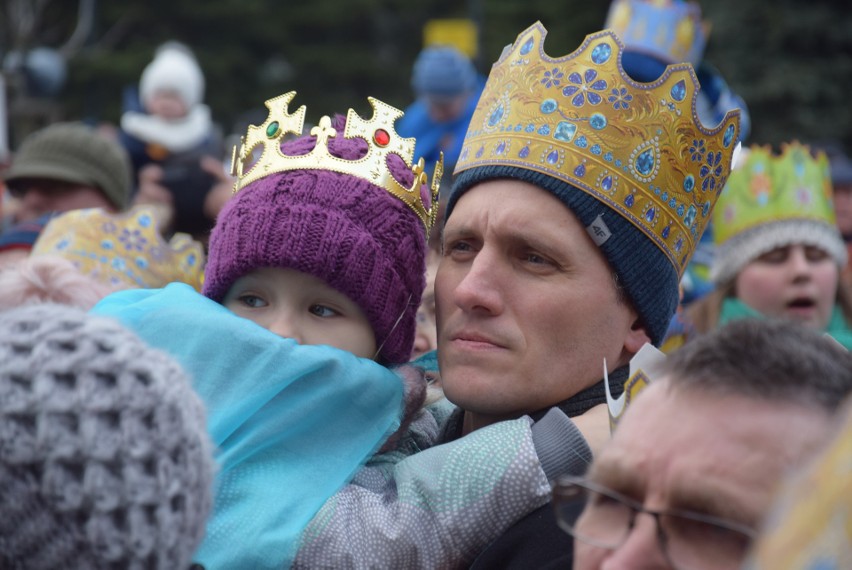 Orszak Trzech Króli 2020 Kędzierzyn-Koźle. Tłumy mieszkańców kolędowały na placu Wolności. Rekordowa frekwencja! 