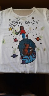 Uczniowie ze szkoły w Miedzierzy projektowali koszulki. Inspiracją był Mały Książę [ZDJĘCIA]
