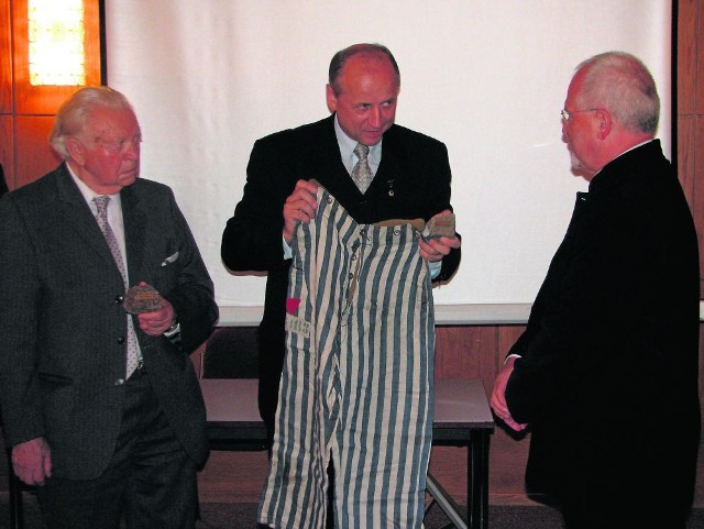 Zdjęcie zrobione jesienią 2007 roku w Niemczech podczas wizyty Janusza Marszałka. Dokumentuje moment przekazania daru przez nadburmistrza Schoenebeck. Co potem działo się ze spodniami - to wyjaśni śledztwo.