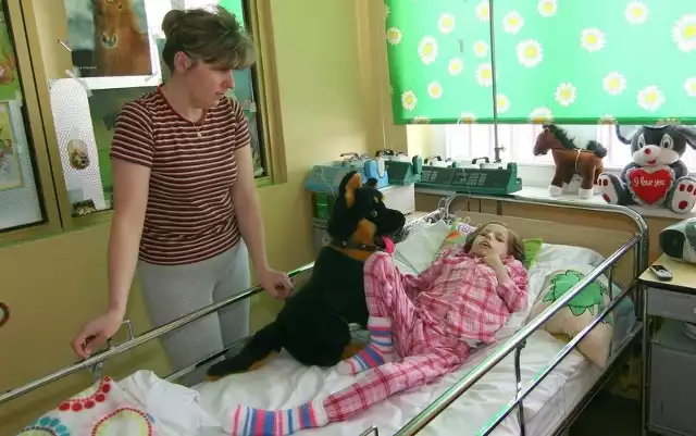 Agnieszka Myszak jest przy swojej córeczce Kindze w szpitalu przez całą dobę. Jej dziecko jest bardzo słabe i wycieńczone chorobą, wymaga pomocy w każdej sytuacji