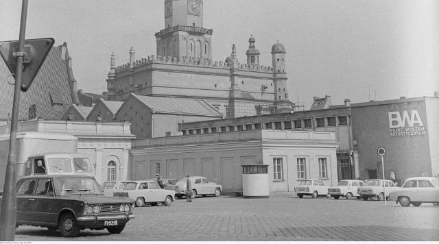 Zajrzeliśmy do archiwum Narodowego Archiwum Cyfrowego i znaleźliśmy zdjęcia Poznania z początku lat 70. XX wieku. Zobacz, jak wyglądał Stary Rynek, kiedy jeszcze swobodnie jeździły i parkowały tam samochody, ciężarówki i autobusy.Przejdź do kolejnego zdjęcia --->