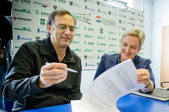 Daniel Castellani i prezes Zaksy Sabina Nowosielska oficjalnie podpisali wczoraj kontrakt.