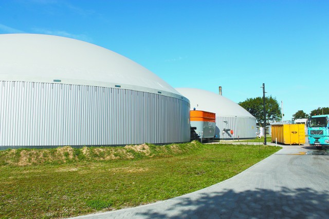 Biogazownię w Zalesiu koło Domaszowic uruchomiono rok temu. To pierwsza taka instalacja na Opolszczyźnie. Kosztowała około 30 mln zł, przetwarza gnojowicę i ma moc 2 megawatów (MW).