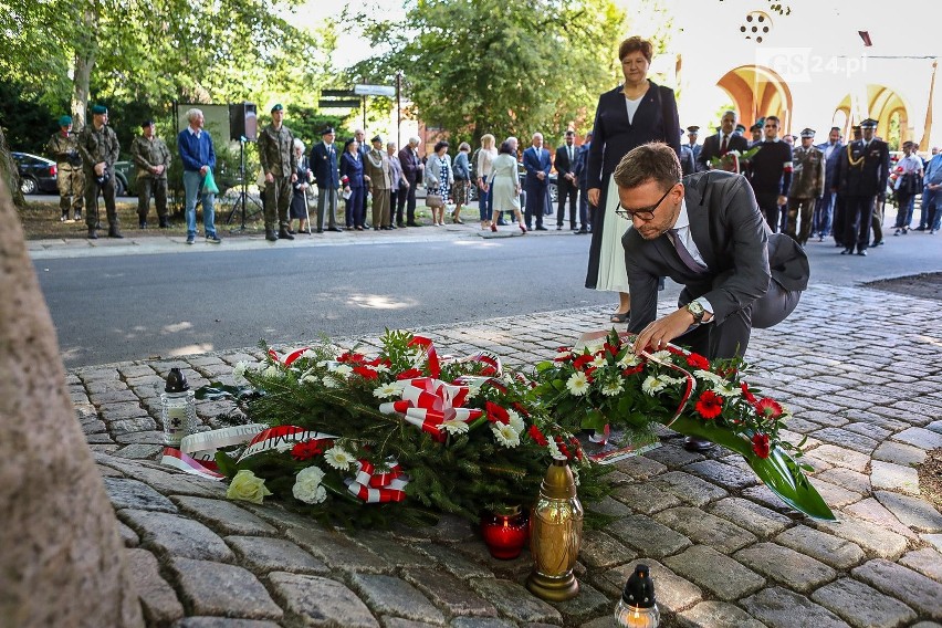 Szczecińskie obchody 81. rocznicy wybuchu II wojny światowej. Władze złożyły kwiaty na grobach bohaterów Kampanii Wrześniowej