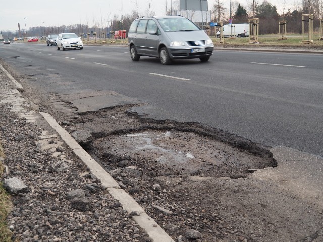 Załatana dziura na ul. Puszkina i nowa na ul. Dąbrowskiego