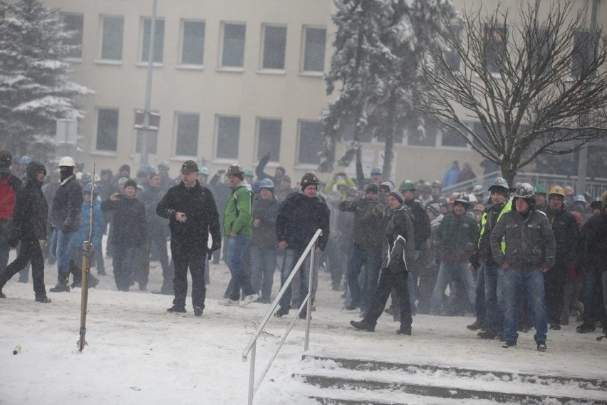 Strajk JSW: Bitwa górników z policją przed siedzibą JSW