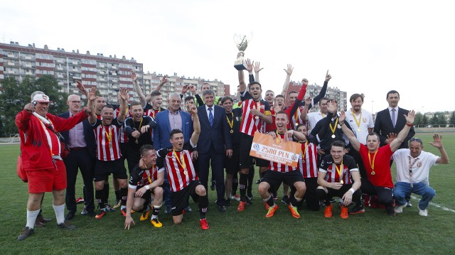 W finale Pucharu Polski na szczeblu Rzeszów-Dębica, Resovia pokonała we wtorek Stal Rzeszów 3:2 (1:2). W półfinale wojewódzkim resoviacy zagrają z Sokołem Sieniawa, który triumfował w okręgu Jarosław.Zobacz także: Regionalny Puchar Polski. Finał podokręgów Rzeszów i Dębica. Resovia - Stal Rzeszów 3:2 [RELACJA]Stal Rzeszów przegrała w Jarosławiu 2:1. To trzecie z rzędu zwycięstwo jarosławian [KIBICE]