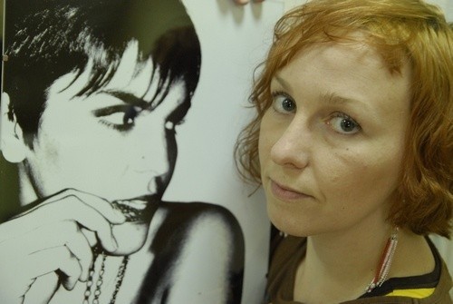 Ewa Graniak przy jednej ze swoich fotografii