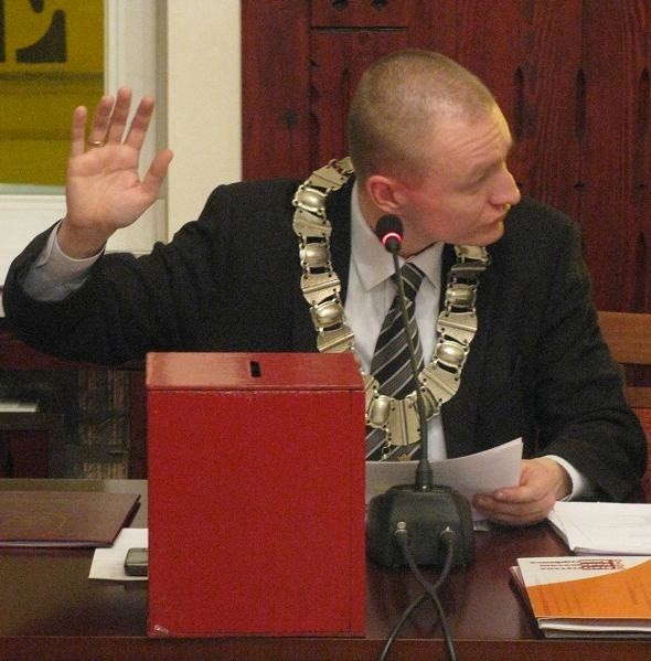 Na czwartkowej sesji Rady Miejskiej wybrano w głosowaniu tajnym nowego przewodniczącego. Został nim A. Kołwzan. Głosowało na niego dziewięciu radnych, sześciu było przeciw.