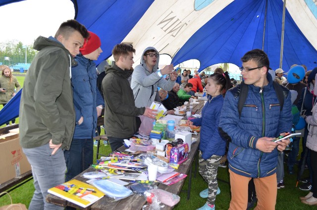 Wczoraj na stadionie w Żninie bawiono się na Dniu Godności Osób Niepełnosprawnych. Uczestnikom zapewniono wiele atrakcji, a organizacyjnie imprezę wsparli wolontariusze ze żnińskich szkół.
