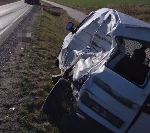 Do zdarzenia doszło w Gniewczynie Łańcuckiej na drodze wojewódzkiej nr 835 w powiecie przeworskim. Ze wstępnych ustaleń policjantów wynika, że kierujący manem, 44-letni mieszkaniec gminy Lubenia nie zauważył zaparkowanego częściowo na poboczu, a częściowo na jezdni citroena berlingo i uderzył w pojazd. W chwili zderzenia w citroenie przebywały dwie osoby, 42-letni kierowca oraz 71-letni pasażer, obaj mieszkańcy powiatu mieleckiego.Pasażer berlingo przewieziony został do szpitala, gdzie po udzielonej pomocy medycznej opuścił izbę przyjęć. Kierujący manem był trzeźwy.Policjanci zatrzymali dowody rejestracyjne obu pojazdów. Policjanci wyjaśniają dokładne okoliczności tego zdarzenia.ZOBACZ TEŻ: Groźny wypadek nietrzeźwego kierowcy ciągnika rolniczego w Zadąbrowiu koło Przemyśla