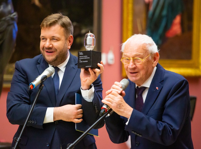 Leszek Długosz (z prawej) z Radiową Nagrodą im. Romany...
