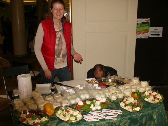 Stoisko Ristobar-Catering z serowymi pysznościami.