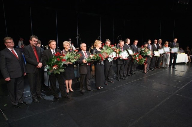 Zwycięzcy i wyróżnieni w poprzedniej edycji odebrali nagrody podczas gali w Kieleckim Centrum Kultury. Fot. Dawid Łukasik