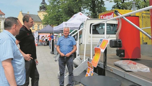 Janusz Pijocha (z prawej) opowiada o zasadach działania innowacyjnego pieca na pelet
