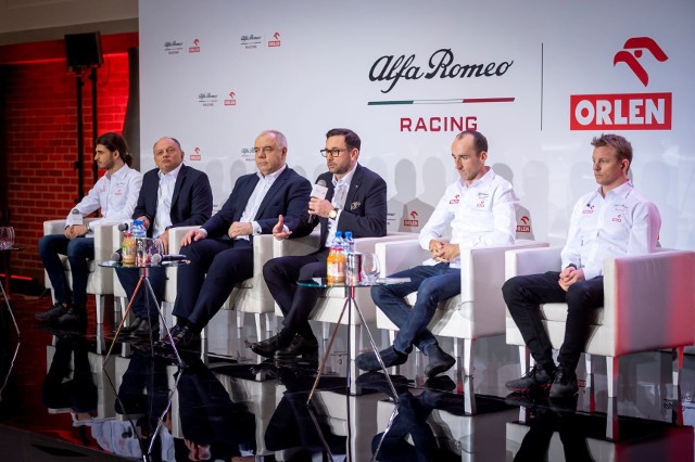 Robert Kubica, Kimi Räikkönen i Antonio Giovinazzi uczestniczyli w oficjalnej prezentacji zespołu Alfa Romeo Racing Orlen, która odbyła się w Warszawie. Pokazano także samochód w malowaniu na sezon 2020, a wśród gości w siedzibie spółki PKN Orlen pojawił się prezydent RP Andrzej Duda.Fot. Orlen