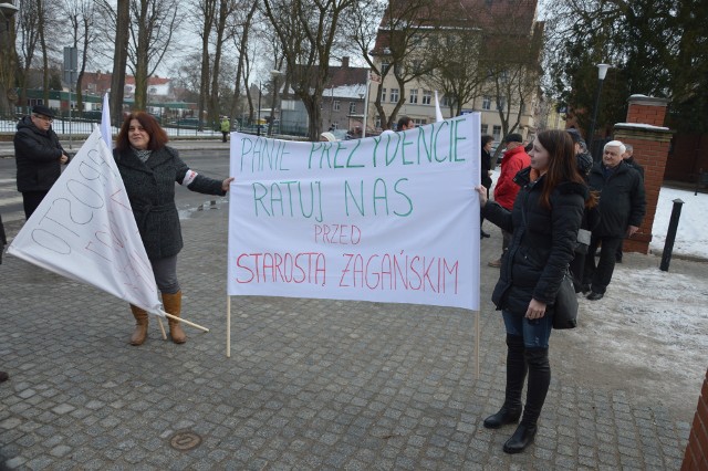 Demonstracja członków Komitetu Obrony Demokracji przed pałacem w Żaganiu, gdzie prezydent spotkał się z mieszkańcami.