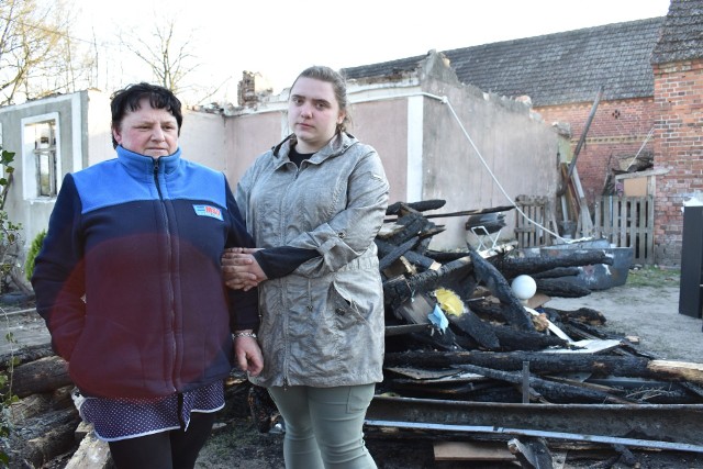 Pani Ania Szafraniec wraz z córką, Alicją przed pozostałościami domu w Sarbii.