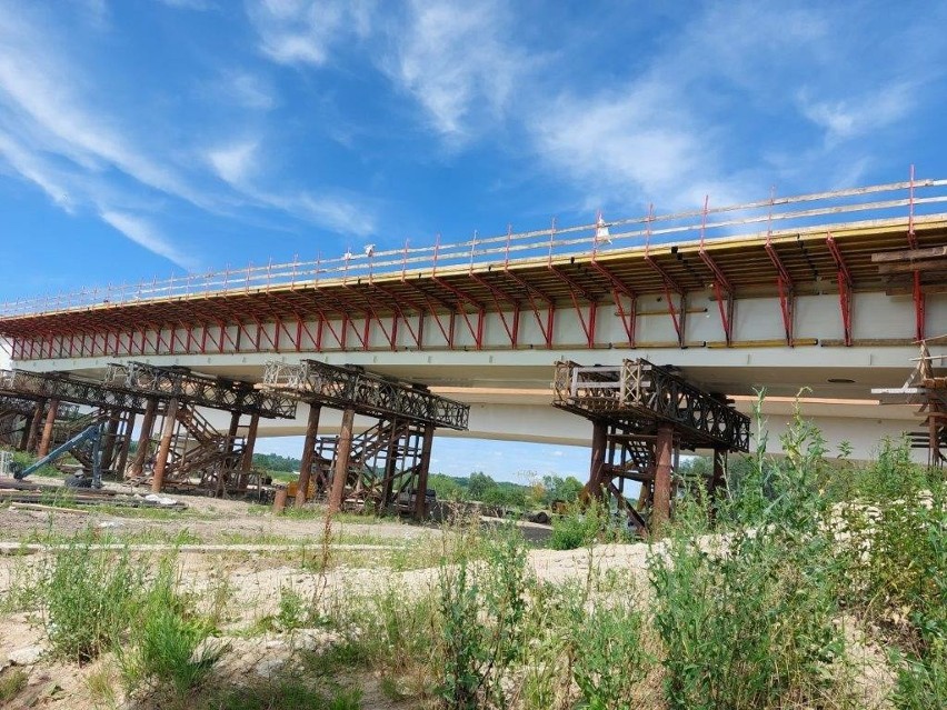 Stalowa konstrukcja nowego mostu w Sandomierzu już zamontowana
