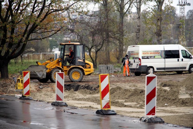 Ruszyły prace przy budowie miejskiego parkingu dla 73 aut wzdłuż ul. Rusałka - na wysokości znajdujących się tam boisk.