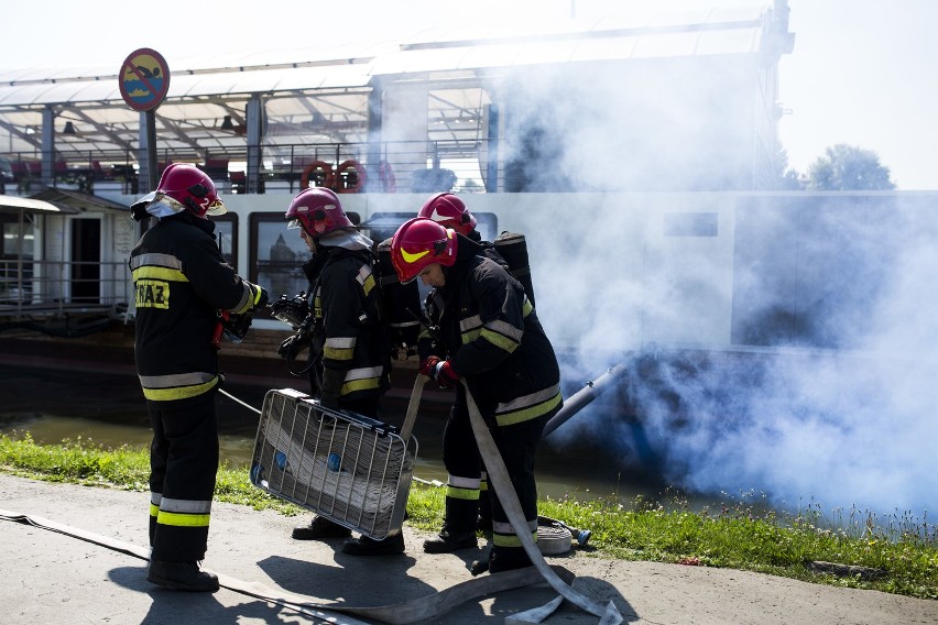 Ćwiczenia straży pożarnej na zakolu Wisły pod Wawelem