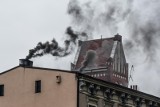 Kryzys energetyczny. Polacy obawiają się o jakość powietrza. Chodzi o spalanie śmieci. Jaka temperatura powinna panować w naszych domach?
