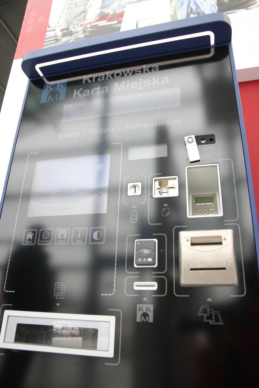 Kraków: MPK kupiło wypasione automaty do sprzedaży biletów [ZDJĘCIA]