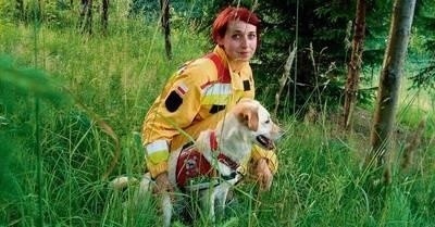 Zaginioną dziewczynkę odnalazła Mika, pies Urszuli Adamczyk, przewodniczki z Sekcji Poszukiwawczo-Ratowniczej Fot. archiwum