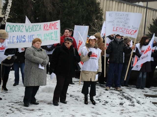 Protest przed Urzędem Miasta w Głubczycach.