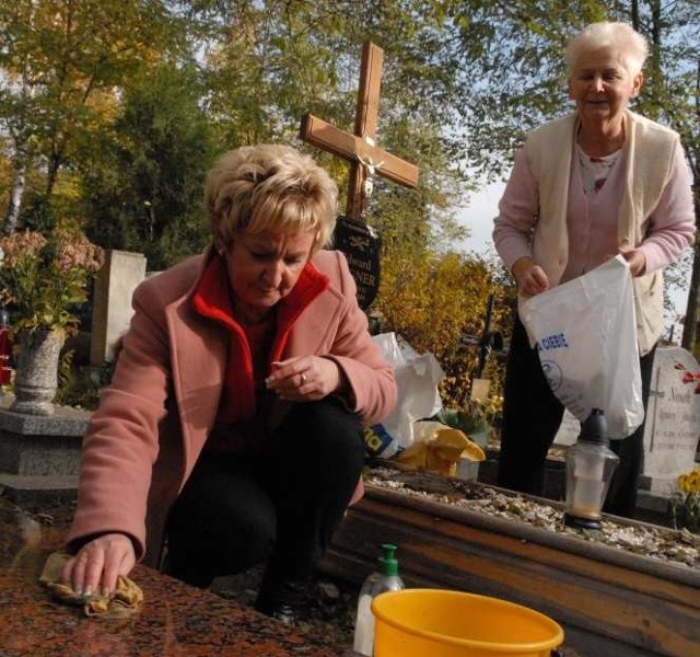 Grażyna Szulc (z lewej) i Renata Wagner porządkowały wczoraj groby swoich bliskich. Jak wielu innych zielonogórzan.