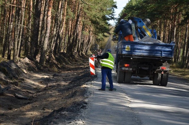 Rozpoczął się kolejny etap remontu drogi między Krosnem Odrzańskim a Bytnicą. Tym razem modernizacja jest przeprowadzana na odcinku 1.800 metrów między Krosnem a Łochowicami.