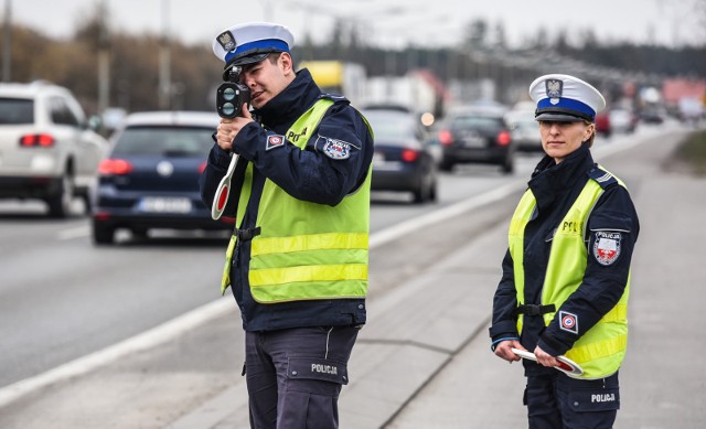 Zdarza wam się przekroczyć przepisy drogowe? Sprawdź, ile zapłacisz za mandat za przekroczenie prędkości, jazdę bez pasów, albo wyprzedzanie na podwójnej ciągłej. Prezentujemy stawki z najnowszego taryfikatora mandatów drogowych 2018.