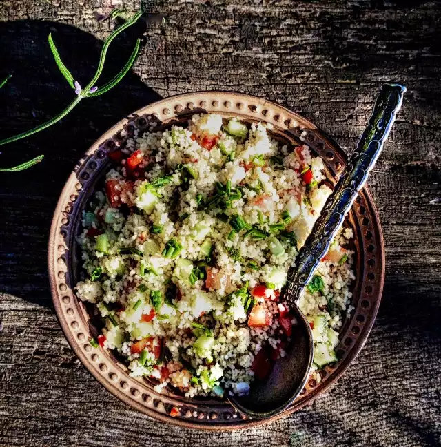 Tabbouleh, czyli libańska niezwykle aromatyczna sałatka z kaszy kuskus lub  bulgur. Zobaczcie przepis.