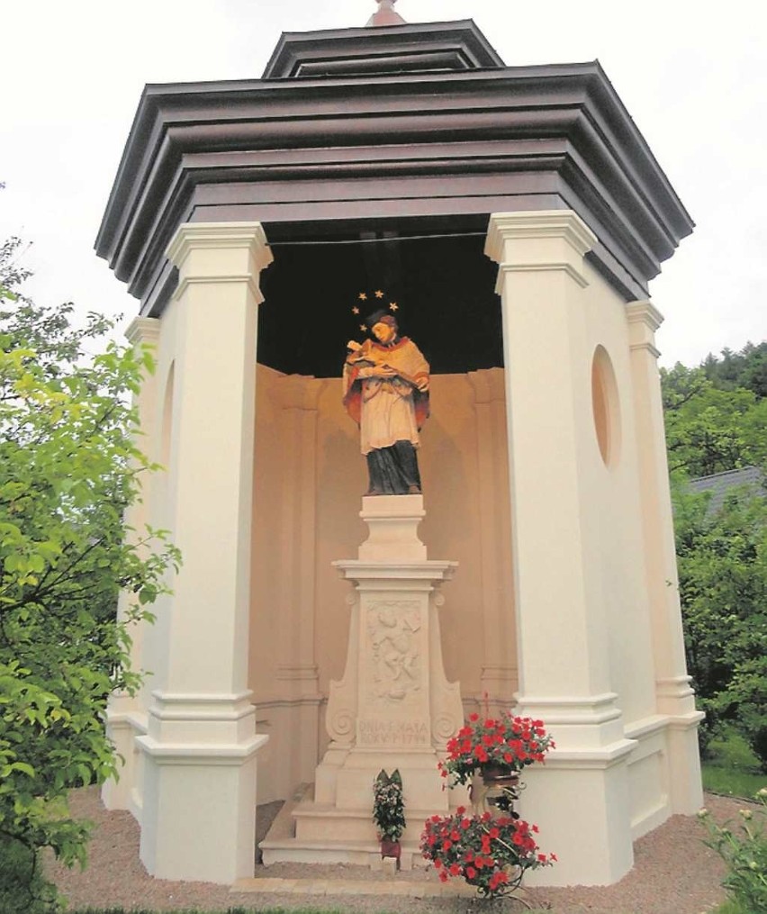 Kaplica z figurą św. Jana Nepomucena w Zerwanej