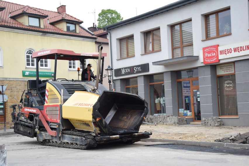 Trwa budowa kanalizacji w Pilicy. Na drogach w rynku układany jest asfalt