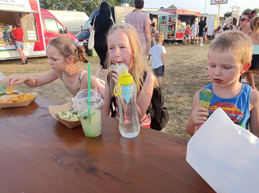Festiwal Smaków Food Trucków w Ostrołęce. Od 19 do 21 sierpnia można dobrze zjeść na plaży. Są też inne atrakcje. Zdjęcia