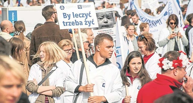 We wrześniu przedstawiciele białego personelu w ramach protestu przeszli ulicami Warszawy