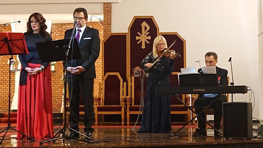 O oprawę muzyczną zadbali Dariusz Stachura – tenor, Kamila...
