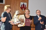"Przyjaciółka Seniorów" mieszka w Malborku. Anna Olkowska-Jacyno odebrała regionalną nagrodę podczas spotkania w Urzędzie Miasta 