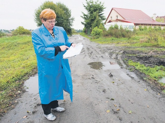 - Ulica Podmiejska tylko z nazwy przypomina ulicę, to błotna droga, która kończy się w polu - mówi Monika Szajduk-Nastachowska.