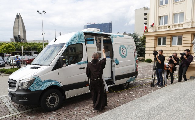 Dentobus będzie docierał do uczniów z małych miejscowości na Podkarpaciu, w których nie ma gabinetów stomatologicznych. Na co dzień będą pracowały w nim trzy osoby: stomatolog, asystent lekarza oraz kierowca. Mobilny gabinet stomatologiczny na początek pojawić ma się w Bieszczadach, gdzie podczas wakacji organizowane są kolonie dla dzieci. Dentyści dotrą też do wielu przedszkoli i żłóbków. - Harmonogram pracy dentobusu będzie dostępny na stronie podkarpackiego oddziału NFZ - wyjaśnia Robert Bugaj, dyrektor POW NFZ w Rzeszowie. Zakres wykonywanych w dentobusie świadczeń jest bardzo szeroki. Dentyści będą mogli m.in. robić przeglądy jamy ustnej, leczyć próchnicę, a także leczyć zęby kanałowo. Na miejscu będzie też można wykonać zdjęcie RTG.