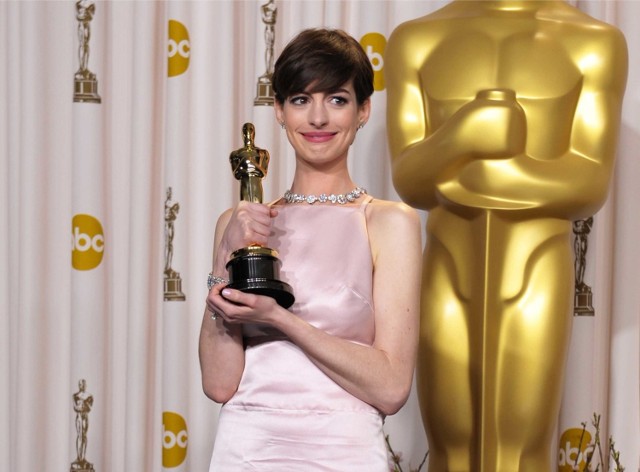 Anne Hathaway pozuje ze statuetką Oscara, którą otrzymała w kategorii Najlepsza aktorka drugoplanowa w filmie "Les Miserables" 24 lutego 2013r.