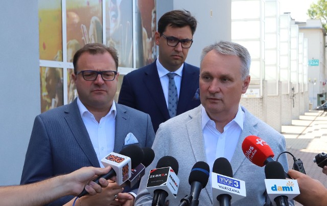 O rozstrzygniętym przetargu mówili; od lewej: prezydent Radosław Witkowski, wiceprezydent Konrad Frysztak i prezes Grzegorz Janduła.