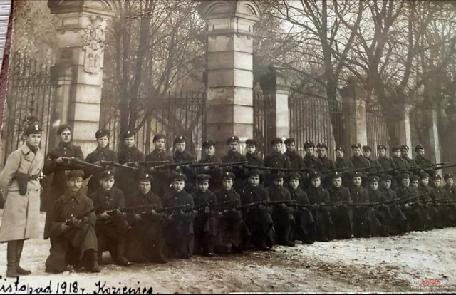 Listopad 1918 roku, Kozienice. Milicja ludowa przed bramą główną zespołu pałacowo-parkowego.