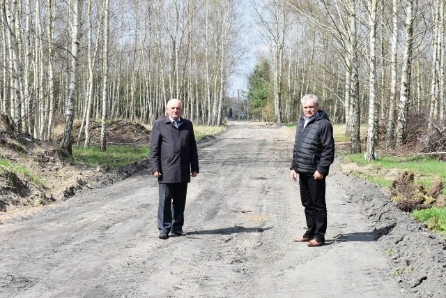 Budowę jednej z dróg wizytował Marian Andrzej Wesołowski (z lewej), wójt Rusinowa. Z prawej Jarosław Korycki, zastępca Wójta.